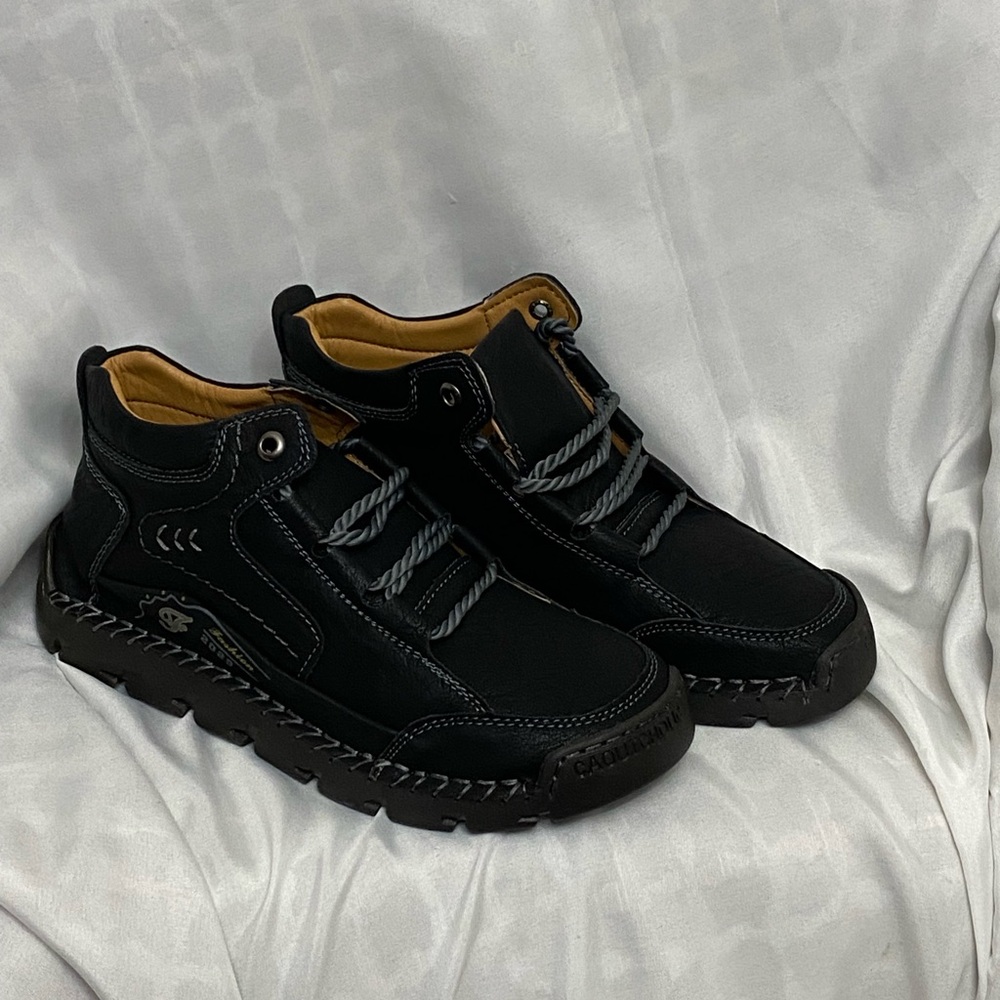 Black Sneakers with Classic Design and Rubber Sole
